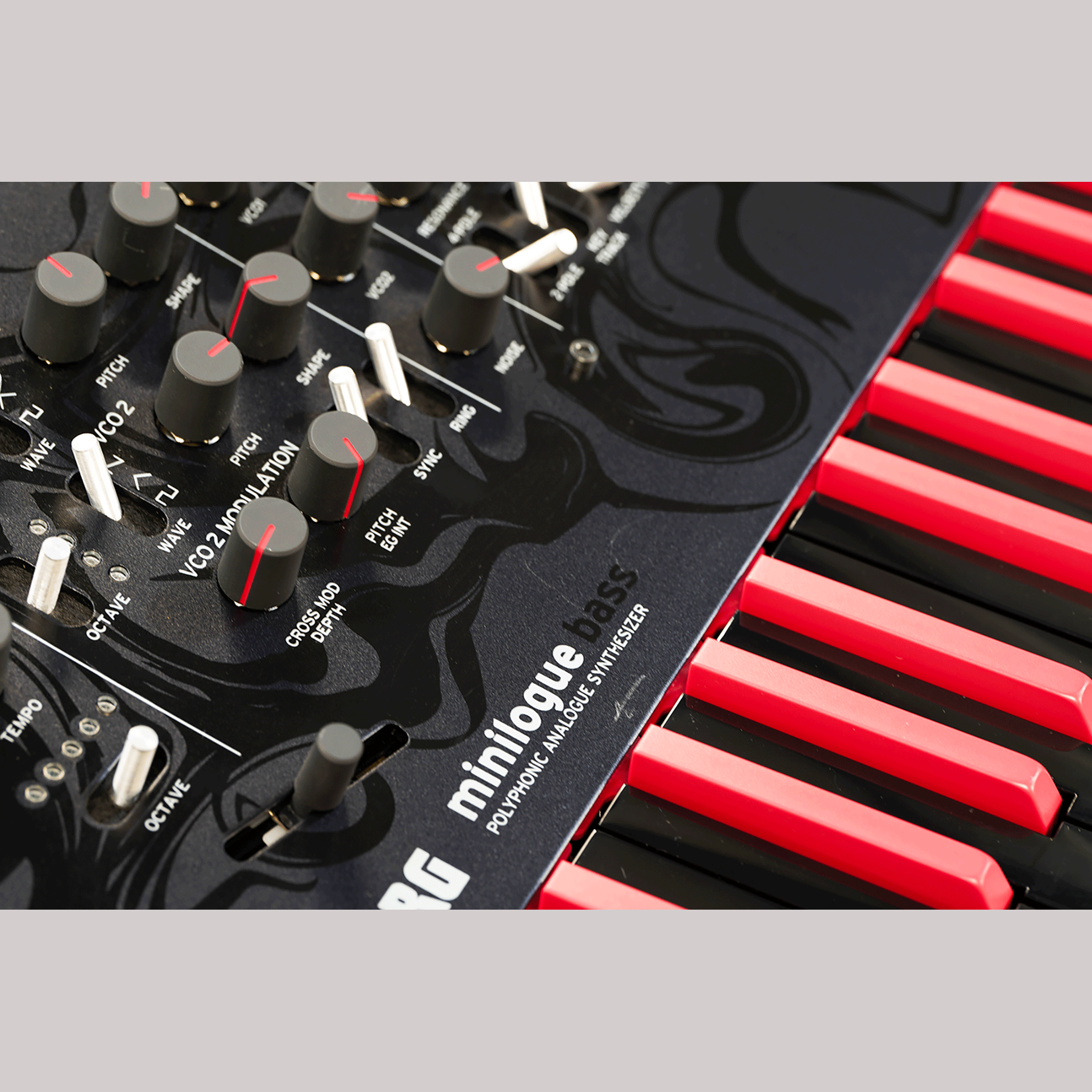 KORG プロのベーシストが監修した ベース・プリセット・プログラム搭載【minilogue bass】