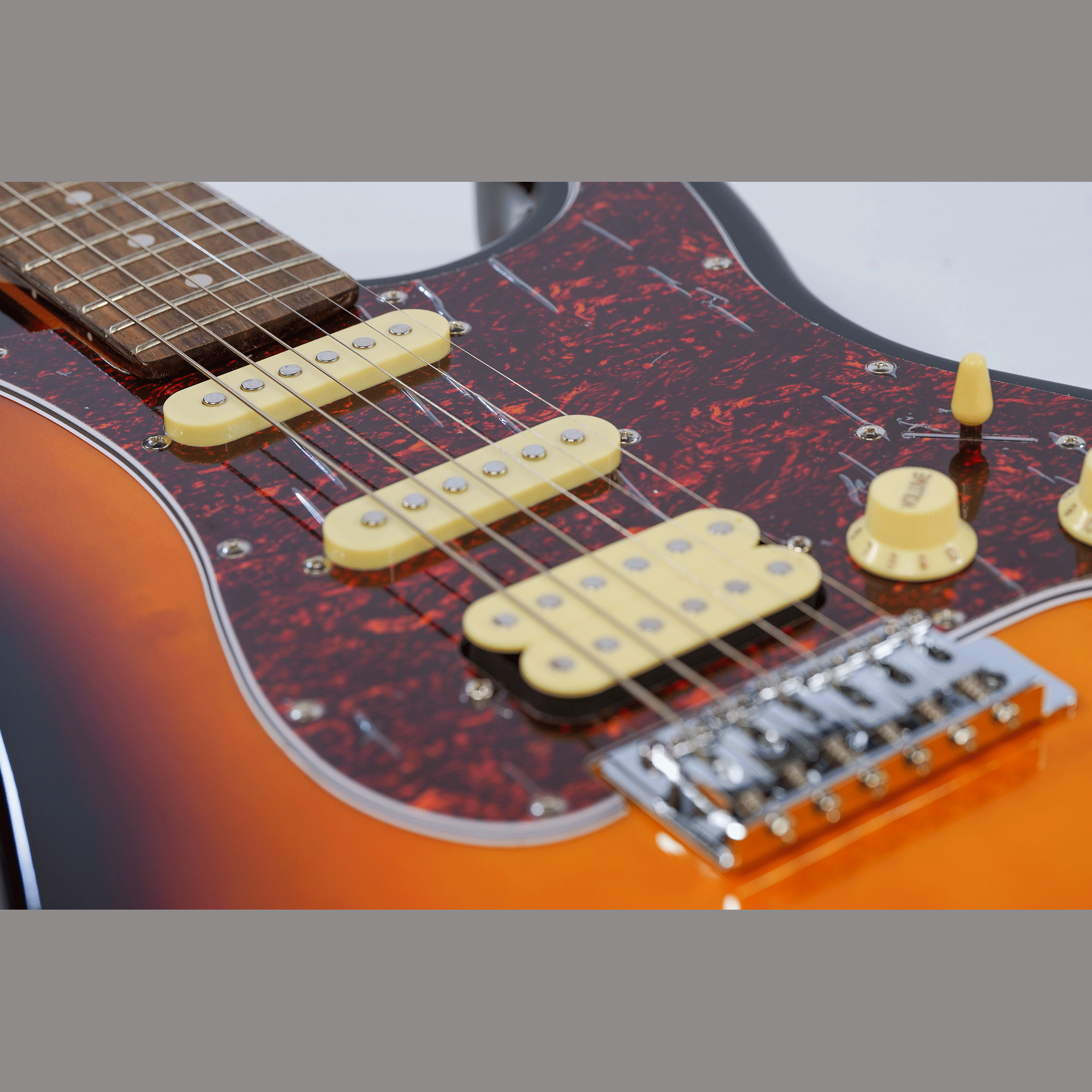 EKO キズありプライス！シンプル＆風格漂う・SSHのP.U搭載！【EKO ST 350 SUNBURST】
