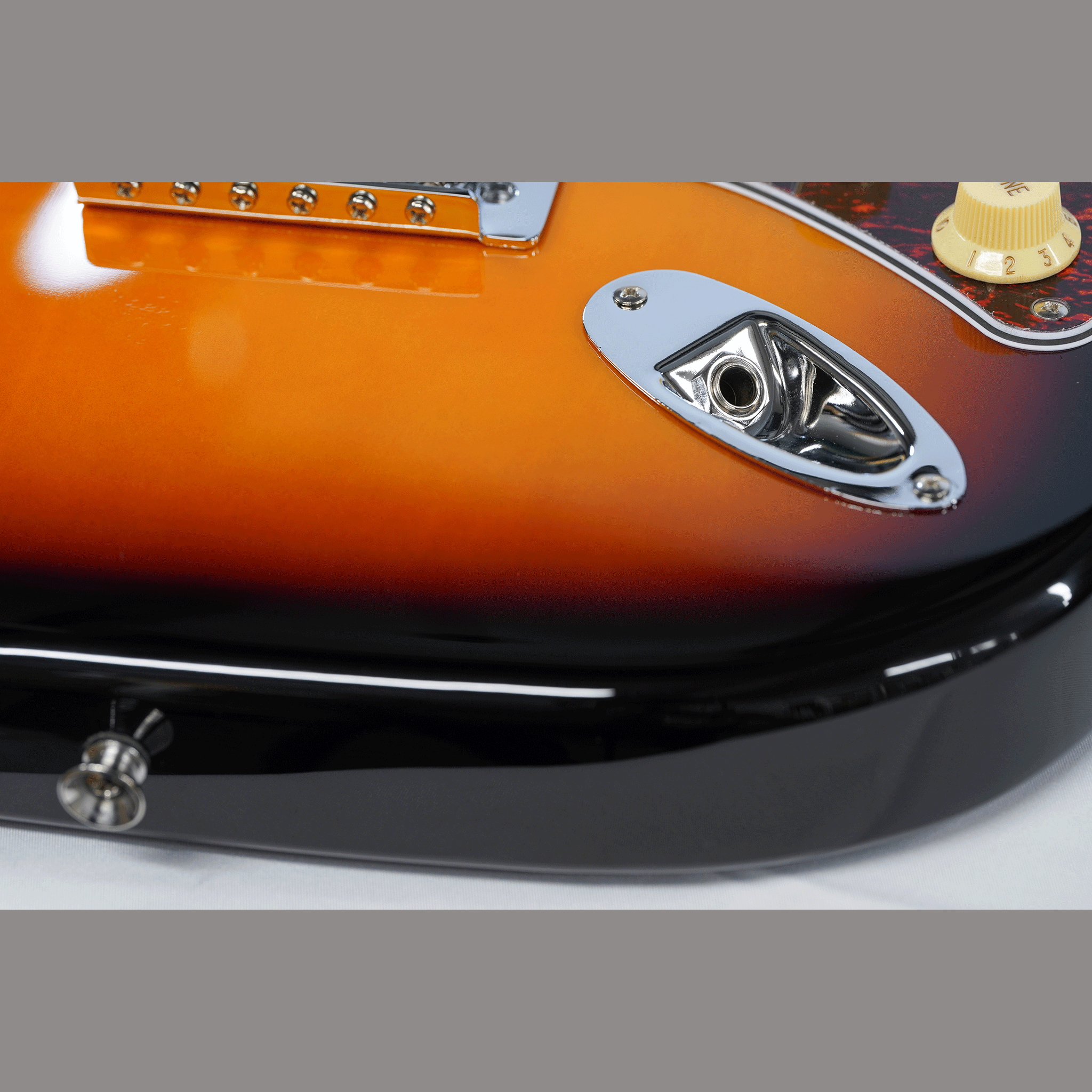 EKO キズありプライス！シンプル＆風格漂う・SSHのP.U搭載！【EKO ST 350 SUNBURST】
