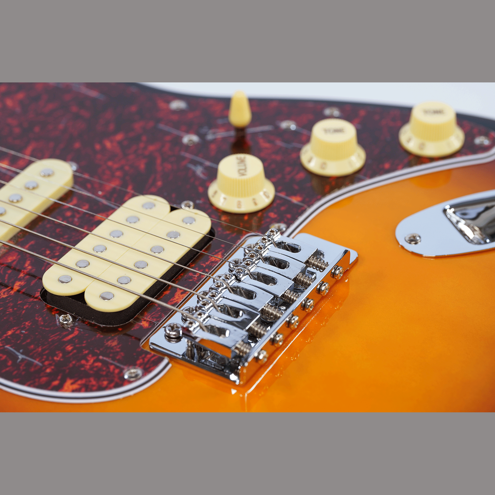 EKO キズありプライス！シンプル＆風格漂う・SSHのP.U搭載！【EKO ST 350 SUNBURST】