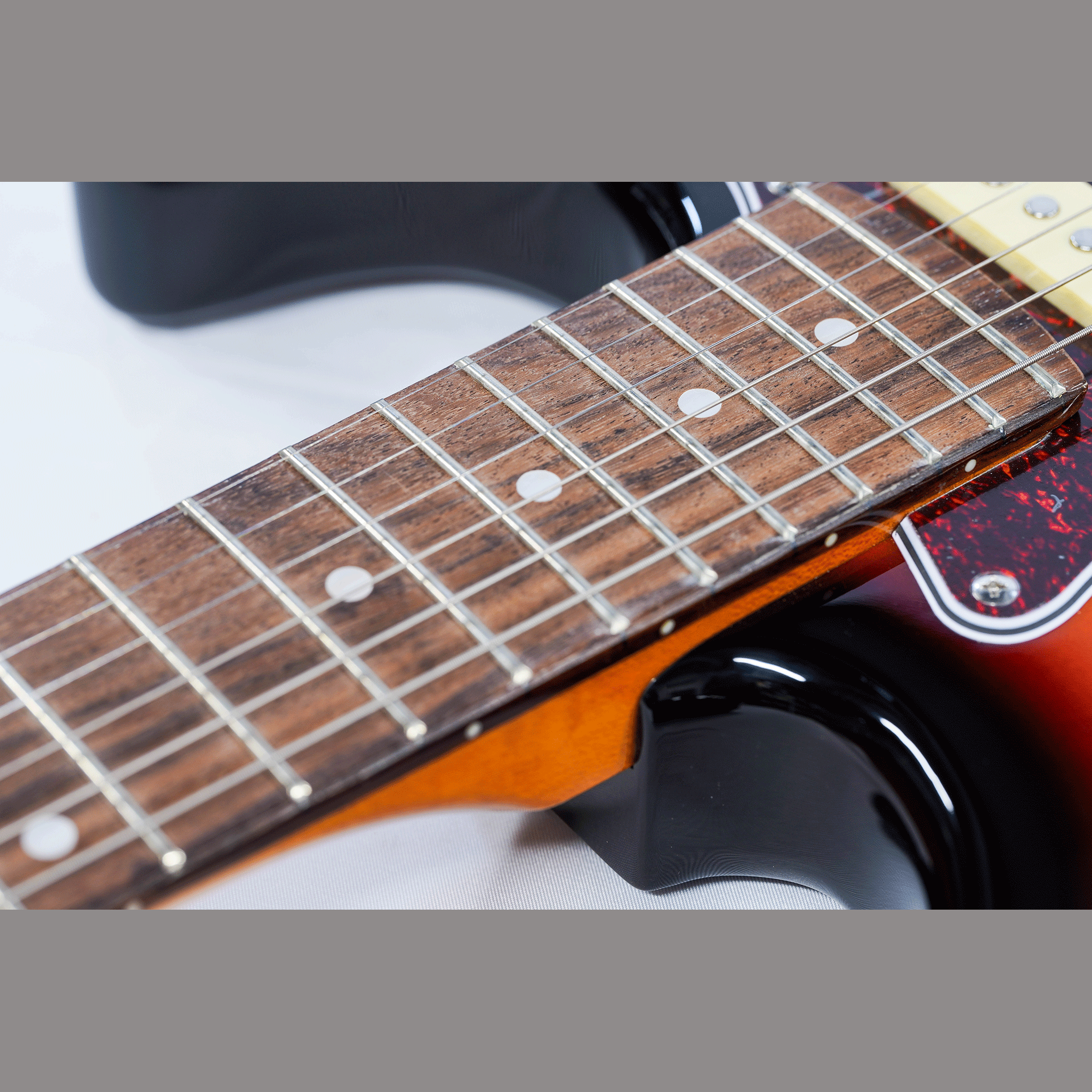 EKO キズありプライス！シンプル＆風格漂う・SSHのP.U搭載！【EKO ST 350 SUNBURST】