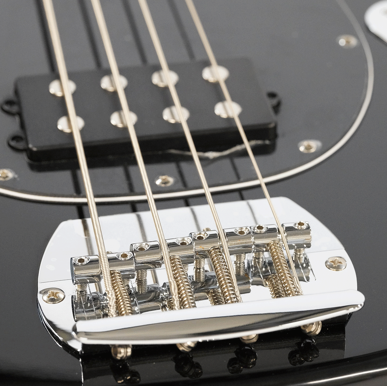 Sterling by MusicMan  最初の1本に最適！エレキベース【SUB RAY4-BK-M1】