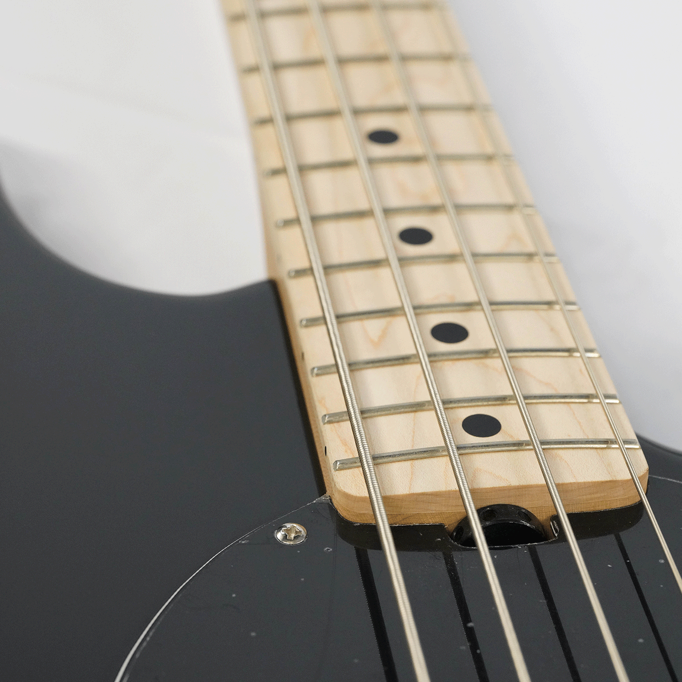 Sterling by MusicMan  最初の1本に最適！エレキベース【SUB RAY4-BK-M1】