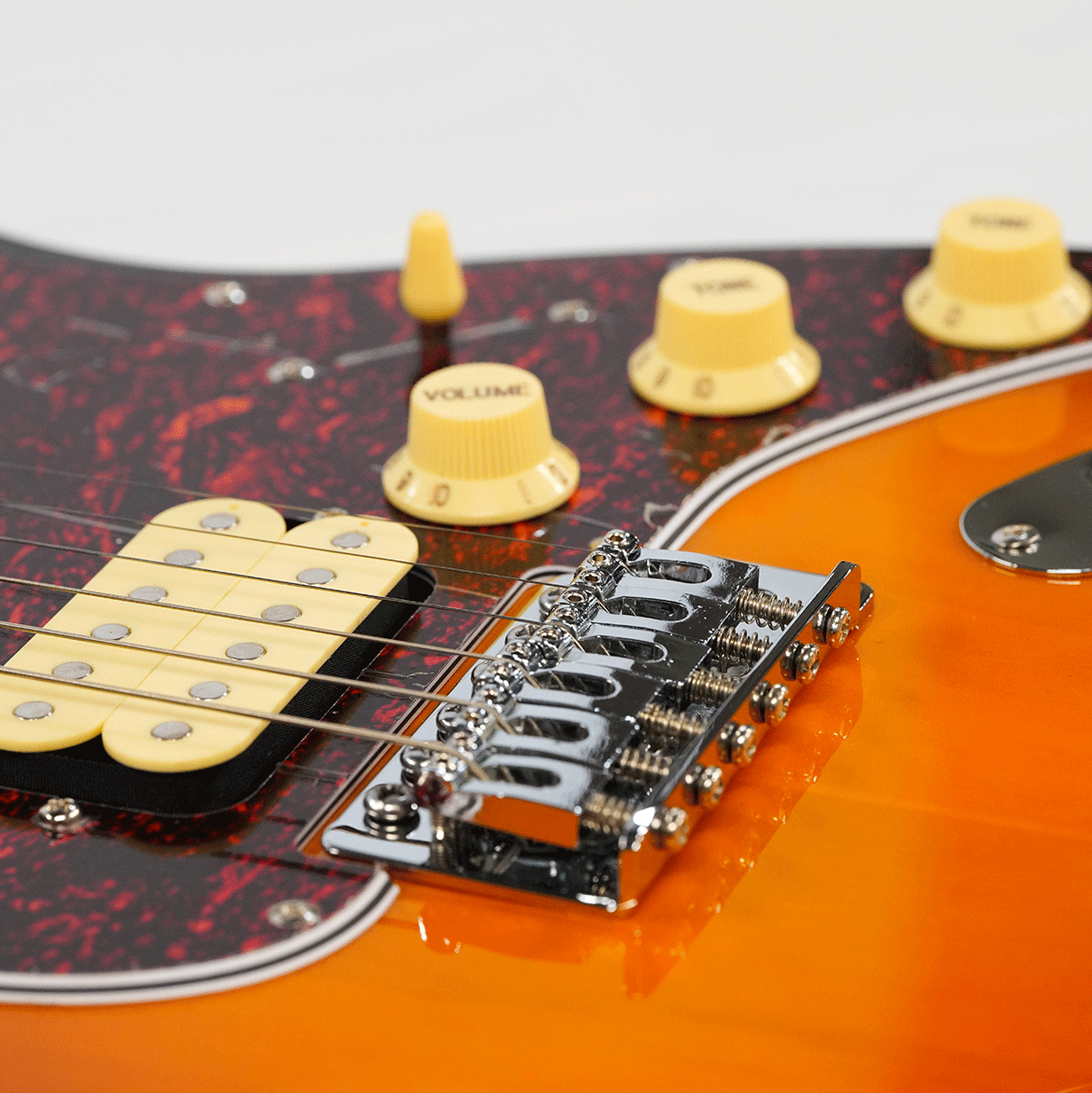 EKO キズありプライス！シンプル＆風格漂う・SSHのP.U搭載！【EKO ST 350 SUNBURST】