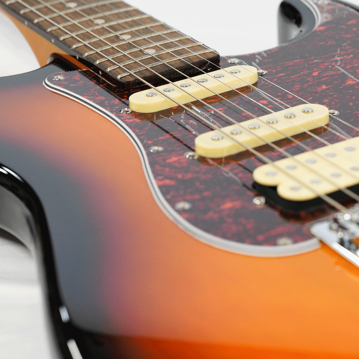 EKO キズありプライス！シンプル＆風格漂う・SSHのP.U搭載！【EKO ST 350 SUNBURST】