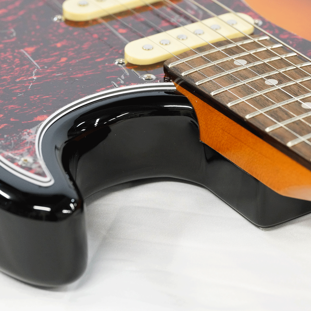 EKO キズありプライス！シンプル＆風格漂う・SSHのP.U搭載！【EKO ST 350 SUNBURST】