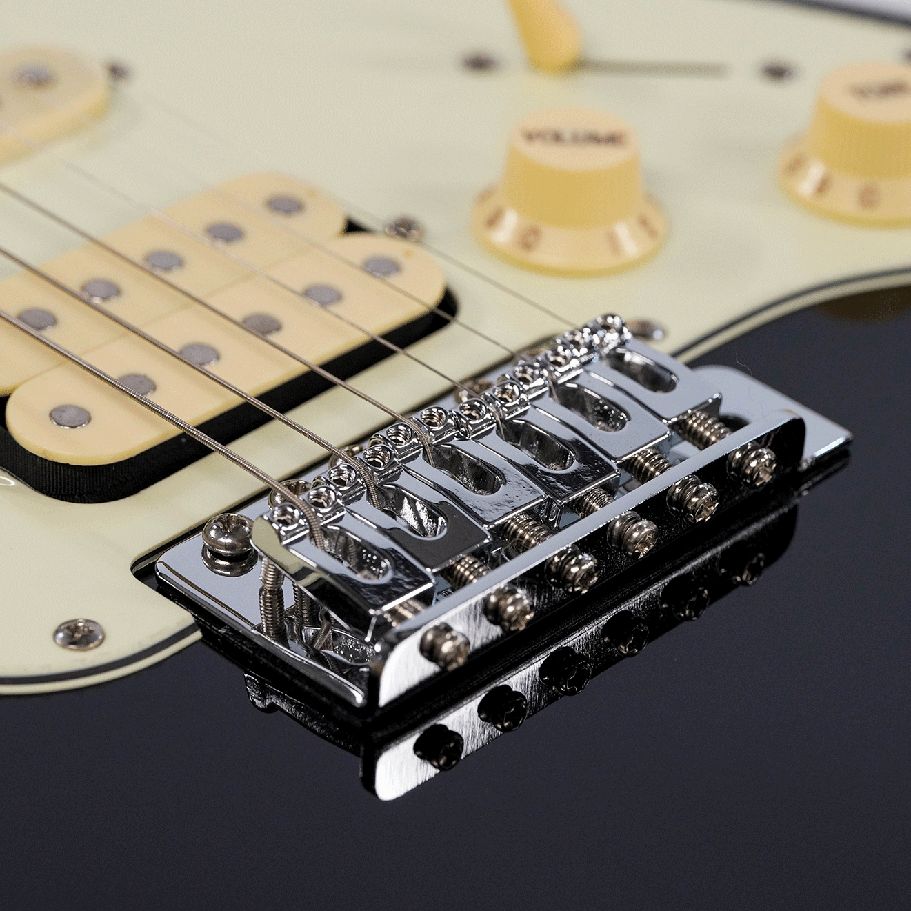 EKO シンプル＆風格漂う・SSHのP.U搭載！【EKO ST 350 BLACK】