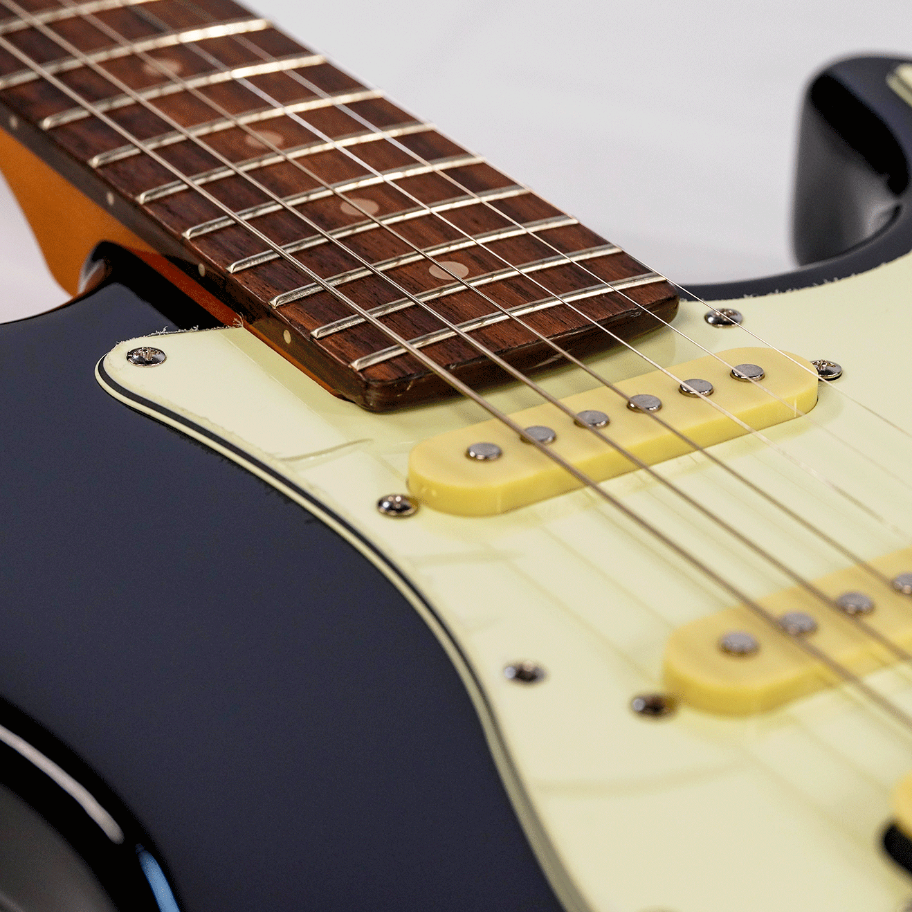 EKO シンプル＆風格漂う・SSHのP.U搭載！【EKO ST 350 BLACK】