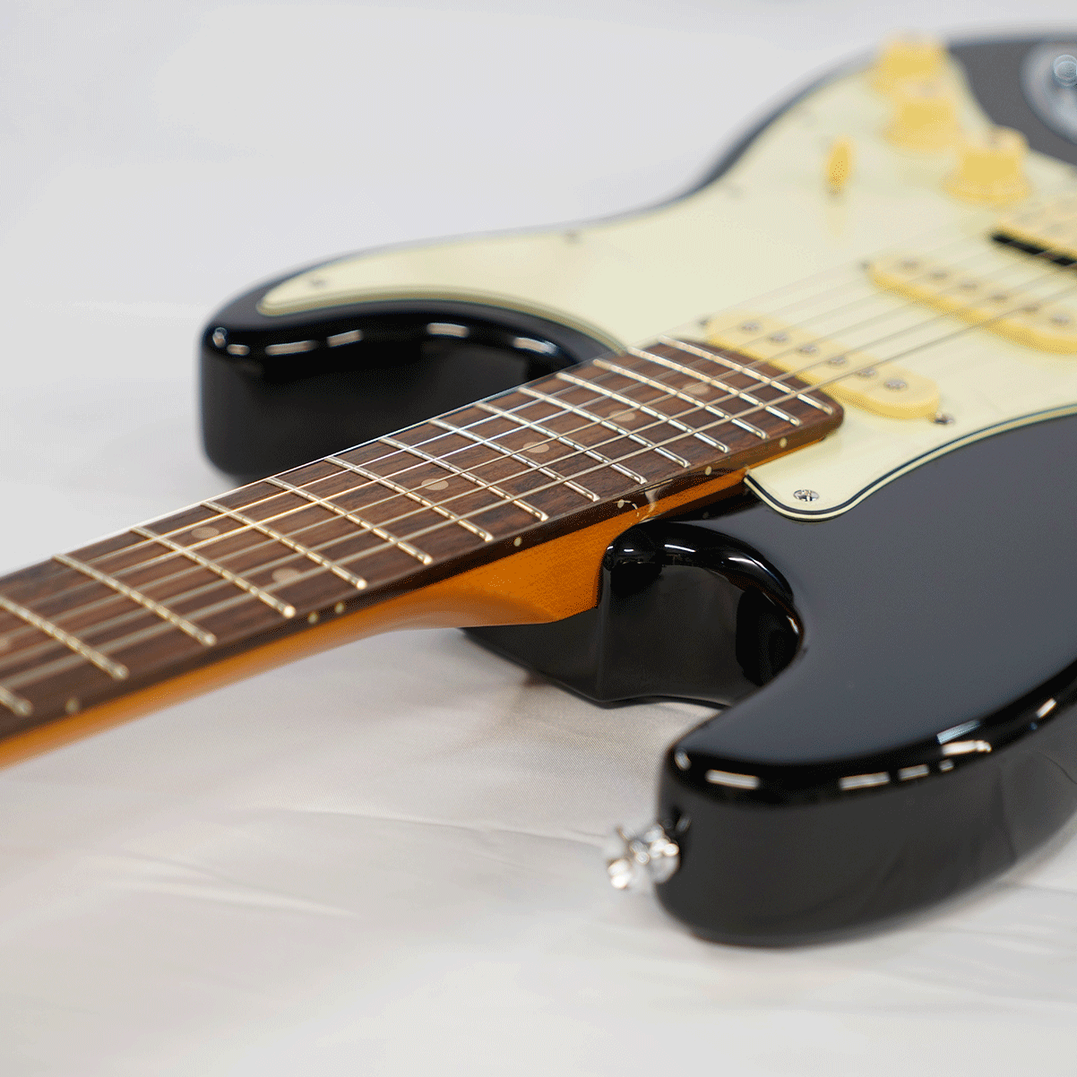 EKO シンプル＆風格漂う・SSHのP.U搭載！【EKO ST 350 BLACK】