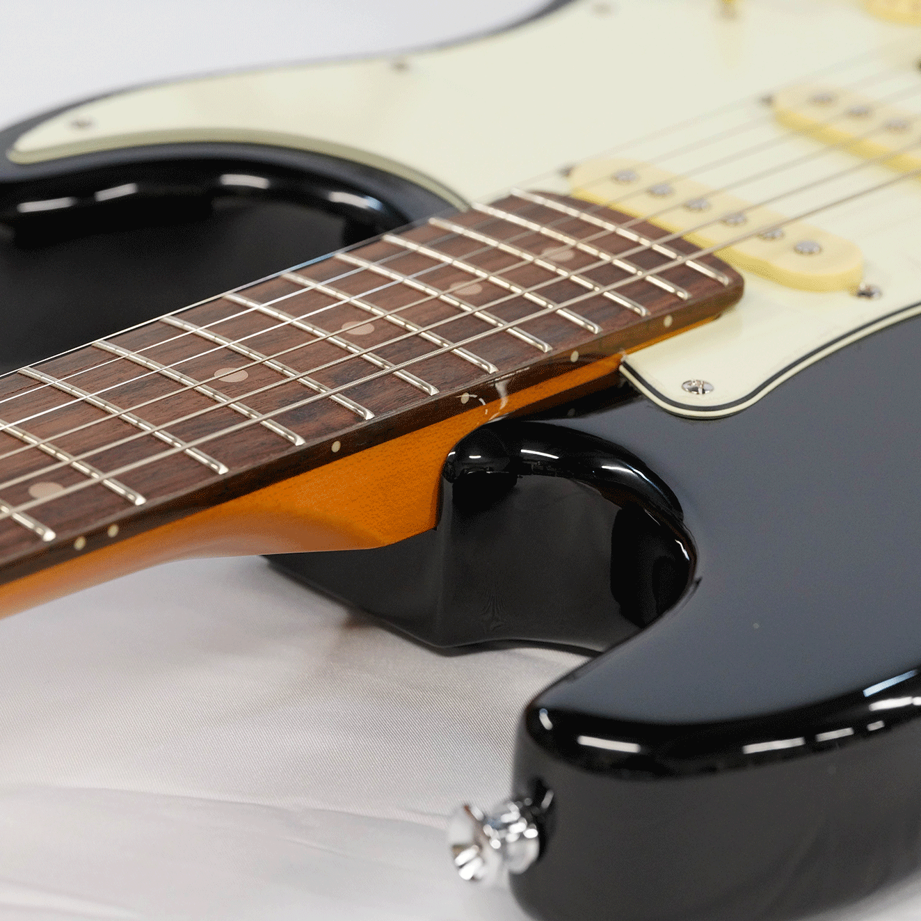 EKO シンプル＆風格漂う・SSHのP.U搭載！【EKO ST 350 BLACK】