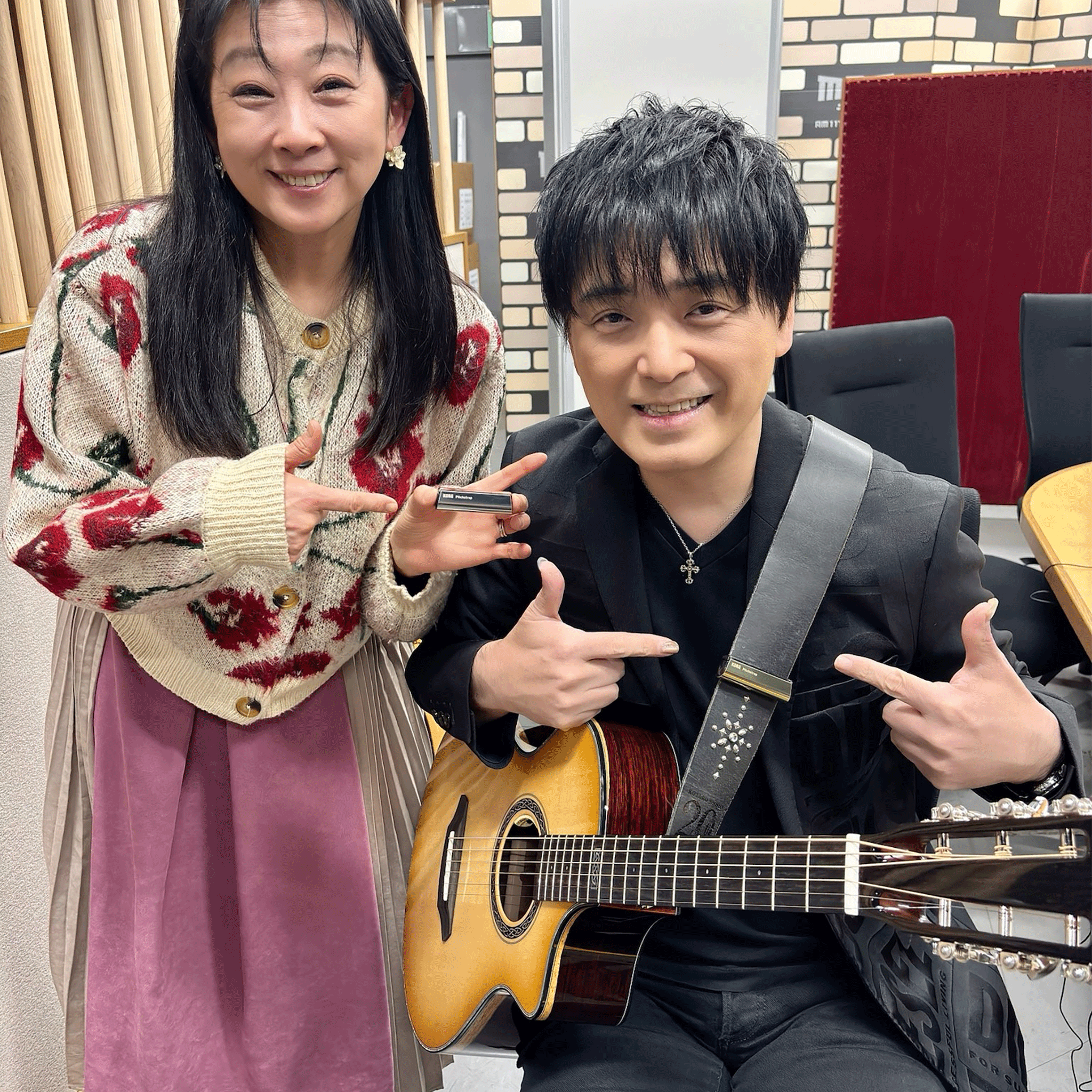 ＃押し弾き　タイアップ製品 ギター・ベース用チューナー＊KORG Pitchstrap 【PST-1 GD】